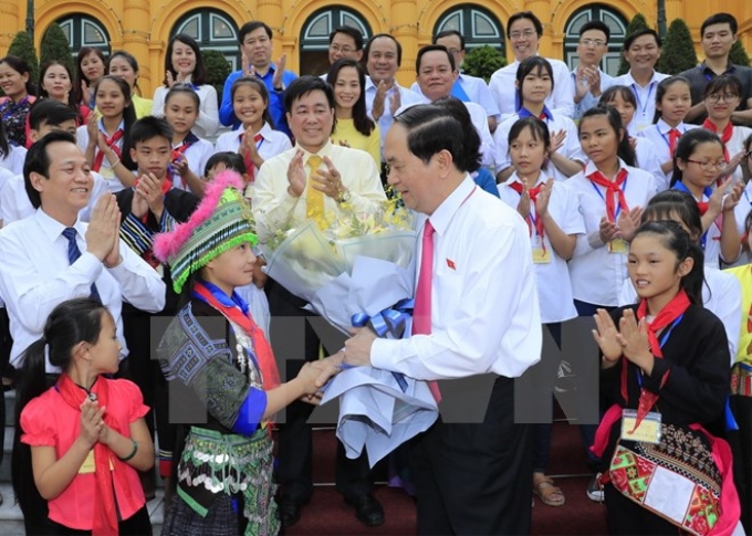 Chủ tịch nước Trần Đại Quang gặp mặt thân mật đoàn đại biểu học sinh, sinh viên có hoàn cảnh đặc biệt khó khăn nhân dịp về thăm thủ đô Hà Nội. (Ảnh: Nhan Sáng/TTXVN)